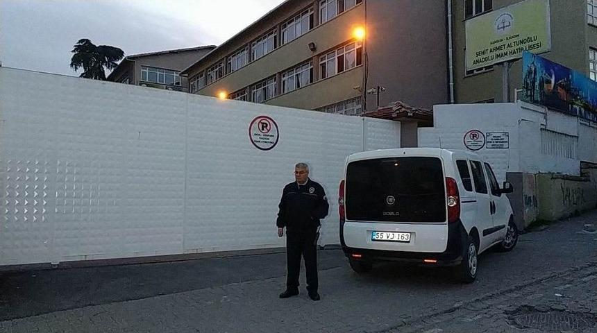 Okulun Bah&ccedil;e Kapısına Kurşun İsabet Etti