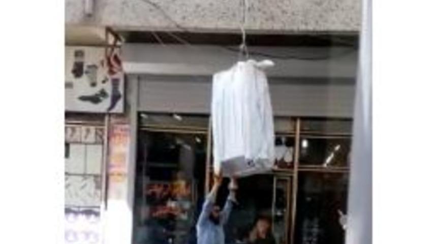 &Ccedil;uvala Doldurulan Eşyaları Balkondan İple Taşıdılar