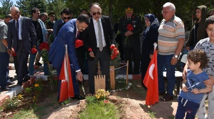 Kırıkkale&rsquo;de Ramazan Bayramı &Ouml;ncesi Şehitlik Ziyaret Edildi