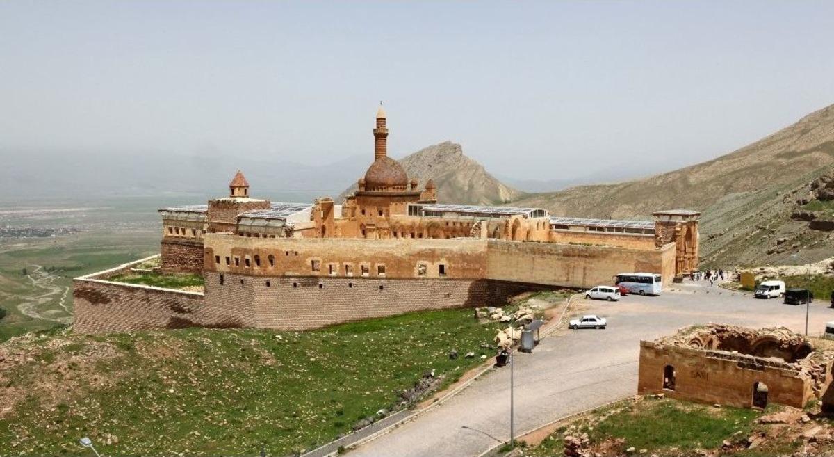 İshak Paşa Sarayı&rsquo;na Turist Akını