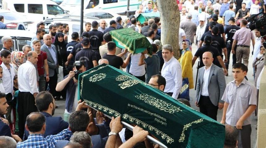 Anne Ve 2 &Ccedil;ocuğu Yan Yana Toprağa Verildi