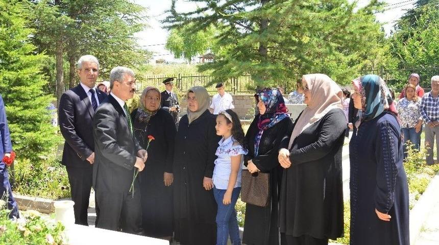 Ramazan Arifesinde Protokolden Şehitlik Ziyareti