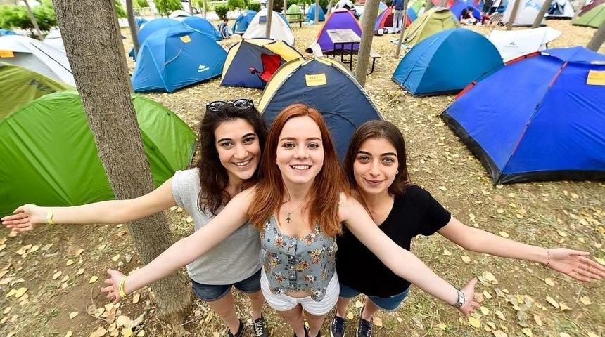 İzmir&rsquo;de Renkli Festivaller Başlıyor