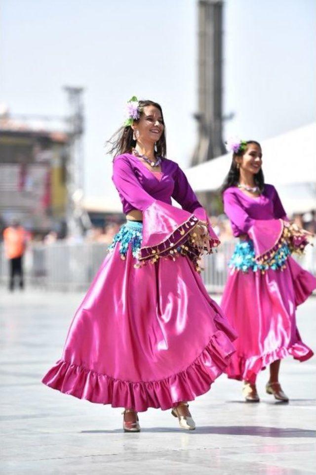 İzmir’de Renkli Festivaller Başlıyor