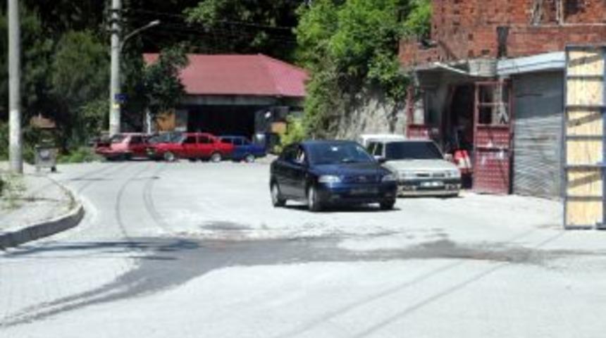 Aylardır Bozuk Olan Yolda Biriken Su Mahalleliyi &Ccedil;ileden &Ccedil;ıkarttı