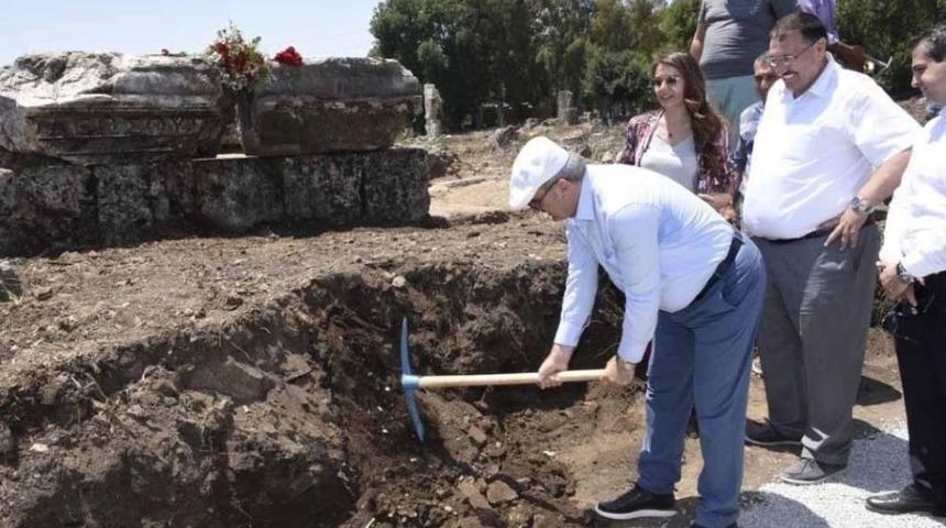 Valinin İlk Kazmayı Vurduğu Yerde D&uuml;nyanın İlk Kadın Belediye Başkanının Anıt Mezarının Podyumu &Ccedil;ıktı