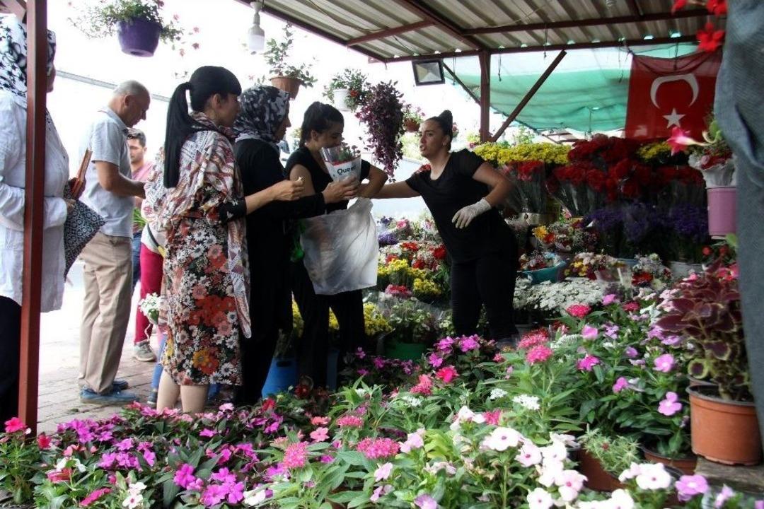 Antalya&rsquo;da Mezarlıklarda Arife Yoğunluğu