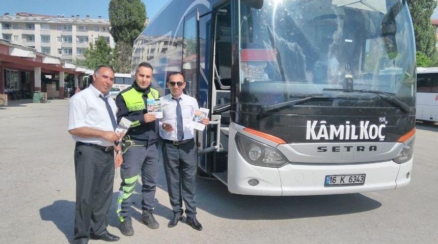 Polisten, Şoför Ve Yolculara Emniyet Kemeri Uyarısı