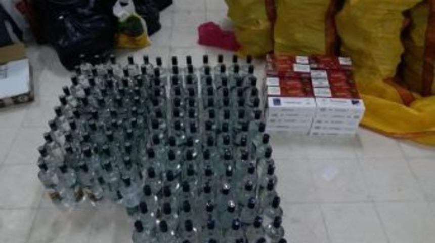 Samsun&rsquo;da Ş&uuml;pheli Ara&ccedil;tan Ka&ccedil;ak İ&ccedil;ki Ve Sigara Ele Ge&ccedil;ti