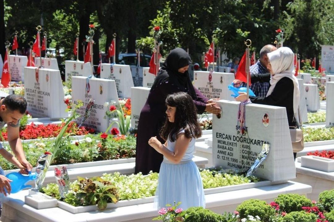 Arife G&uuml;n&uuml; Edirnekapı Şehitliği Şehit Yakınlarıyla Doldu Taştı