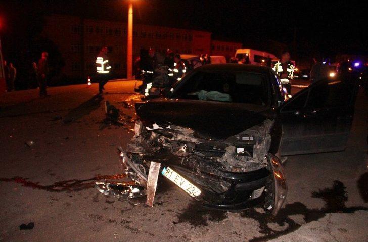 İki Otomobil Kafa Kafaya Çarpıştı: 4 Yaralı G4