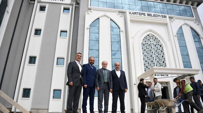 Başkan &Uuml;z&uuml;lmez, Misafirlerine Kartepe&rsquo;yi Gezidiri