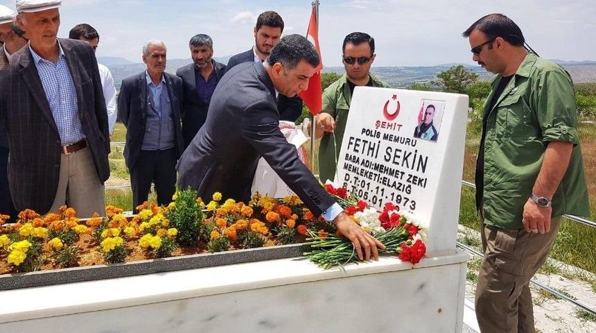 Chp&rsquo;li Erol, Şehit Sekin&rsquo;in Kabrine Gitti: "bir Kahramanlık Hikayesi Yazmıştır"