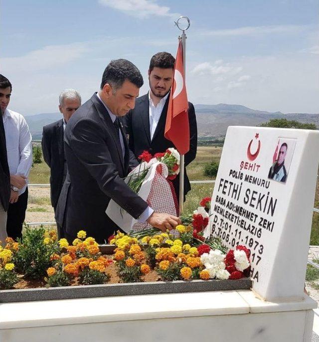 Chp’li Erol, Şehit Sekin’in Kabrine Gitti: 