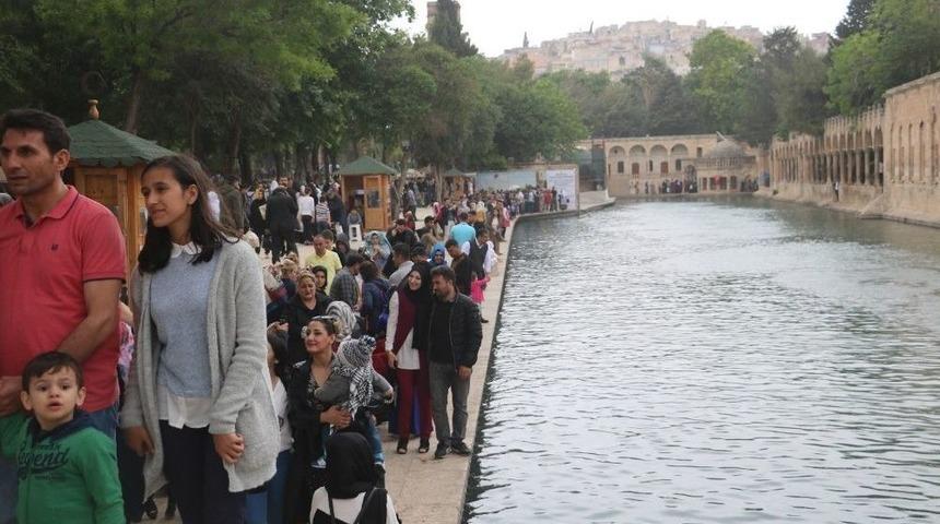 Turizm Haftası’nda Balıklıgöl Ve Tarihi Mekanlar Ziyaretçi Akınına Uğradı