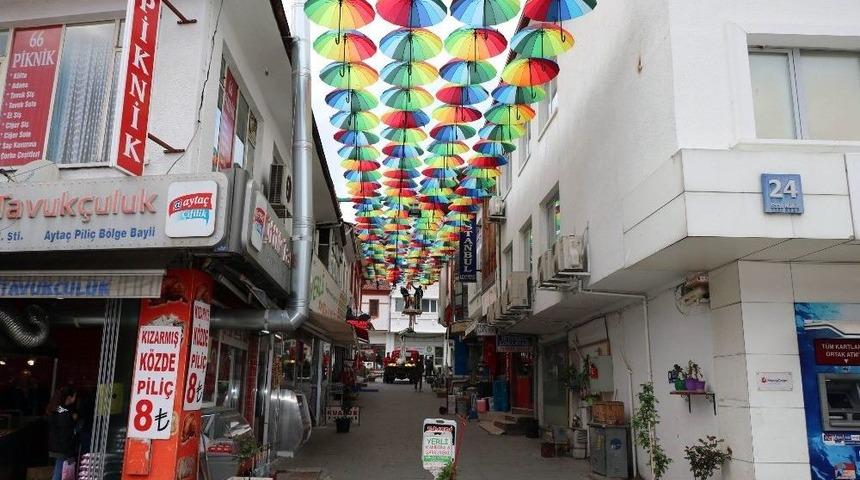 S&uuml;sler Sokağın Şemsiyeleri Yenilendi