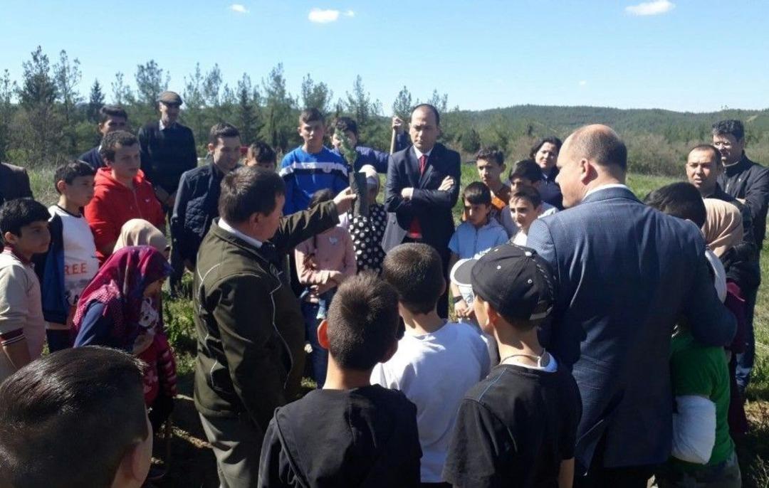 Balyalı &Ouml;ğrenciler Ağa&ccedil; Dikti