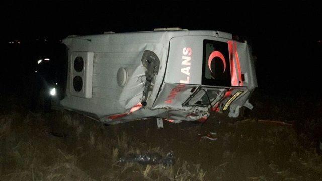 Ambulans Şarampole Devrildi: 3 Yaralı