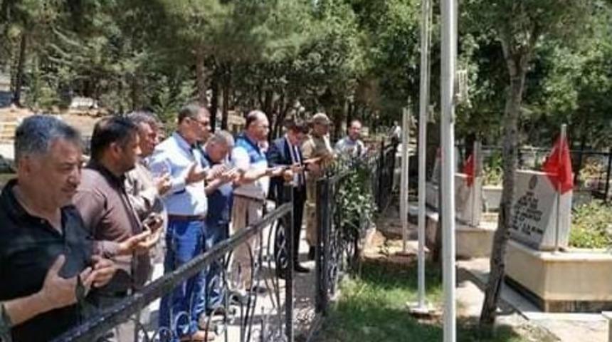 Protokol İl&ccedil;e Şehitliğine Giderek Dualar Etti.