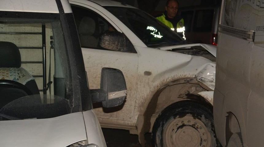 Kontrolden &Ccedil;ıkan Kamyonet Yolda Y&uuml;r&uuml;yen Yayaya &Ccedil;arptı: 1 Yaralı