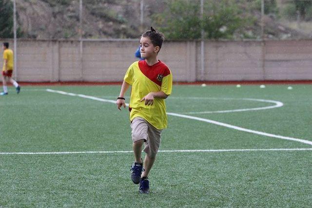 Yaz Futbol Okulu Antrenmanlara Başladı