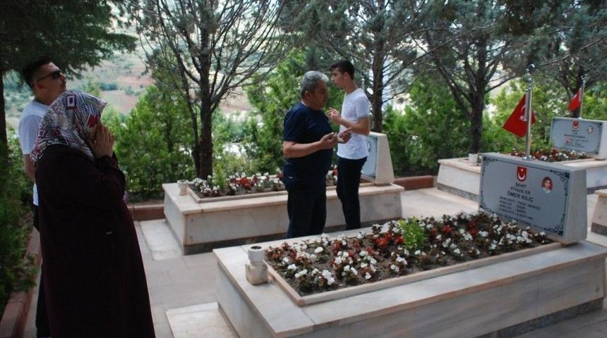 Tokat&rsquo;ta Şehitlikte H&uuml;z&uuml;nl&uuml; Arefe