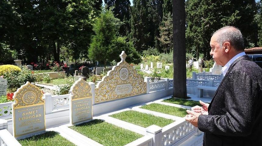 Cumhurbaşkanı Erdoğan, Anne Ve Babasının Mezarlarını Ziyaret Etti