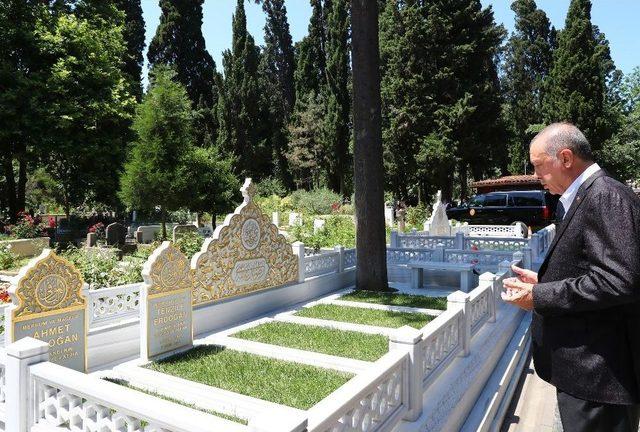 Cumhurbaşkanı Erdoğan, Anne Ve Babasının Mezarlarını Ziyaret Etti