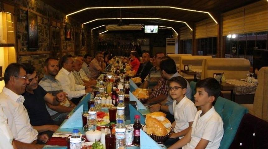 Başkan Tutal, Meclis &Uuml;yeleriyle İftarda Bir Araya Geldi