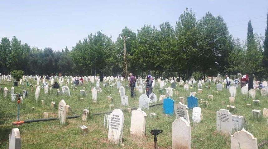 Mezarlıkta Bayram Yoğunluğu