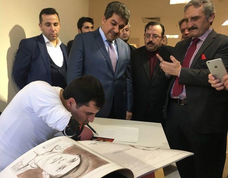 İki Kolu Olmayan Ressam, Ağzıyla Mehmet Akif Ersoy’un Portresini Çizdi G1