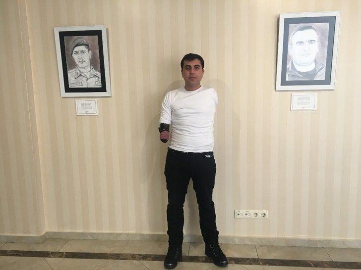 İki Kolu Olmayan Ressam, Ağzıyla Mehmet Akif Ersoy’un Portresini Çizdi G2