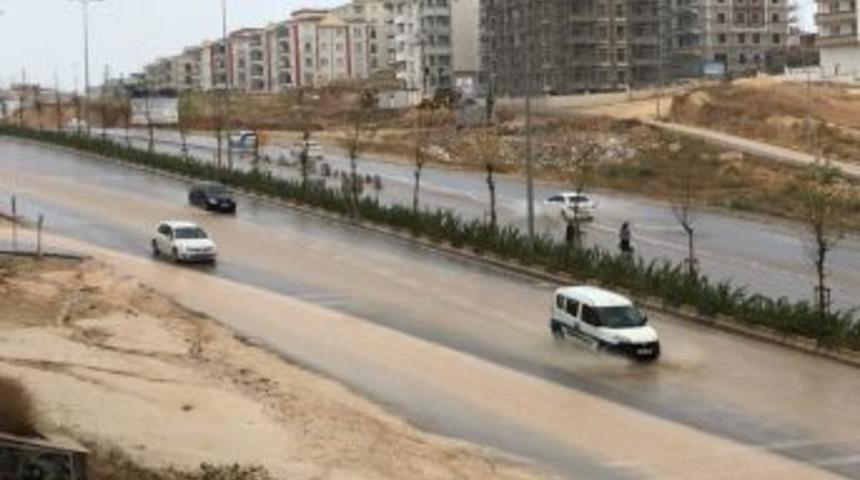 Sağanak Yağış Yolları G&ouml;lete &Ccedil;evirdi