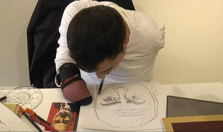 İki Kolu Olmayan Ressam, Ağzıyla Mehmet Akif Ersoy’un Portresini Çizdi G4