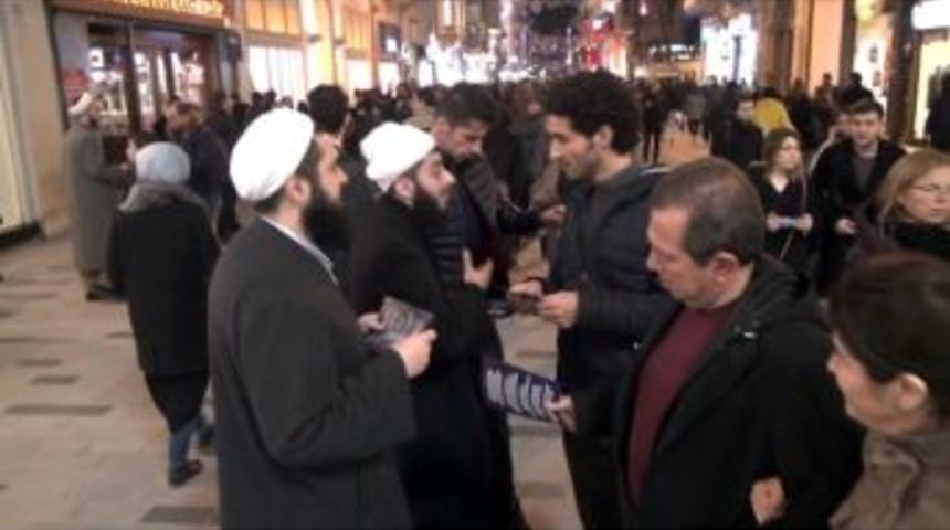 (&ouml;zel)&rsquo;tebliğciler&rsquo; Yılbaşı &Ouml;ncesi Taksim&rsquo;de Noel Kutlamalarına Karşı Broş&uuml;r Dağıttı