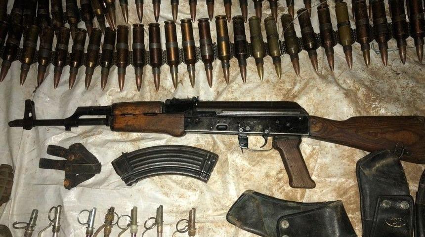 Hakkari&rsquo;de Bir Mağarada Silah Ve M&uuml;himmat Ele Ge&ccedil;irildi