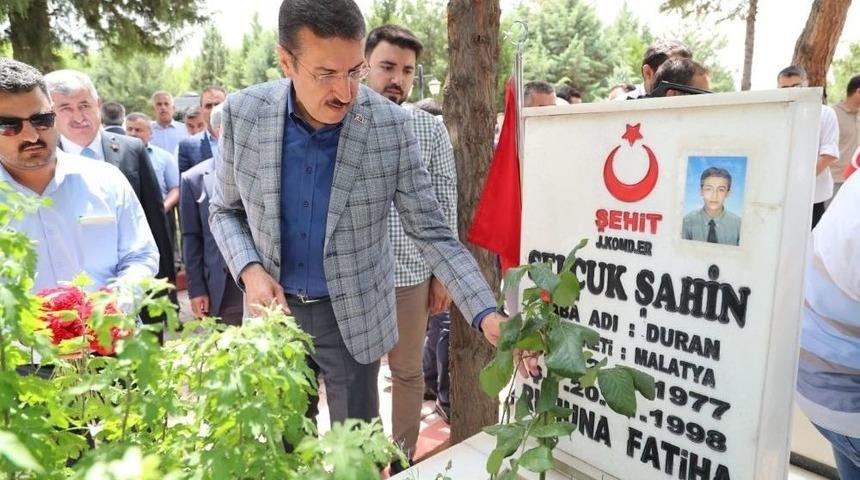 Bakan T&uuml;fenkci Şehitliği Ziyaret Etti