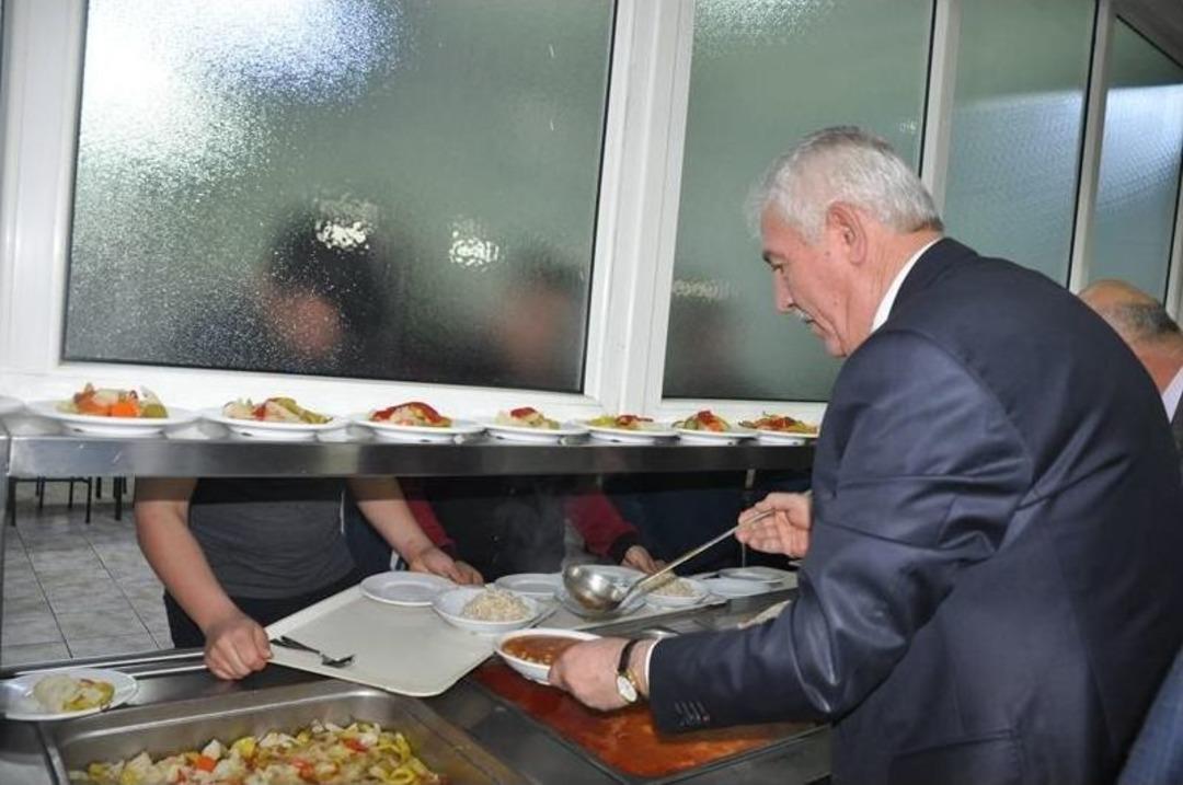 İl M&uuml;d&uuml;r&uuml; Elmalı &Ouml;ğrencilere Yemek Servisi Yaptı