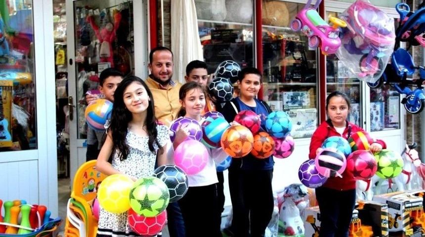 Sarıg&ouml;ll&uuml; Oyuncak&ccedil;ı &Ccedil;ocuklara 2 Bin Top Hediye Etti