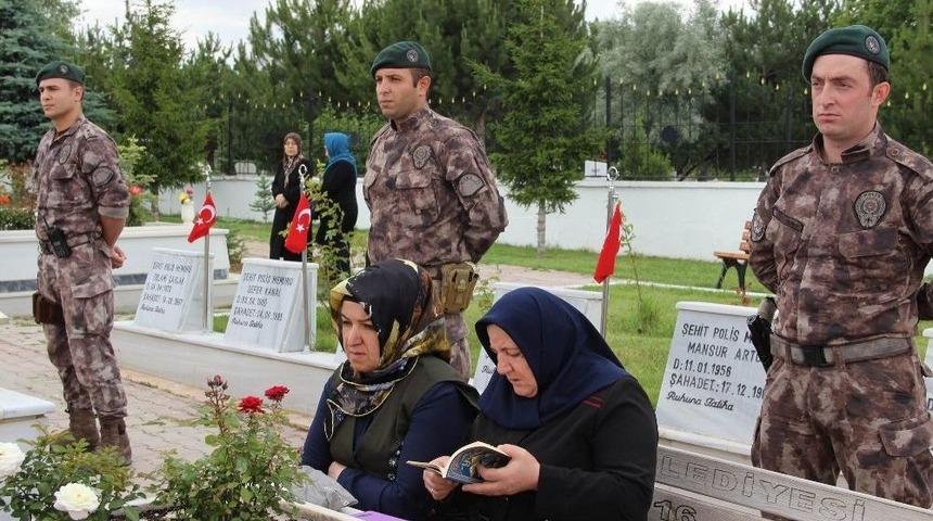 Sivas&rsquo;ta Vatandaşlar Mezarlıklara Akın Etti