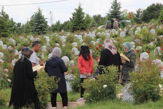 Sivas’ta Vatandaşlar Mezarlıklara Akın Etti