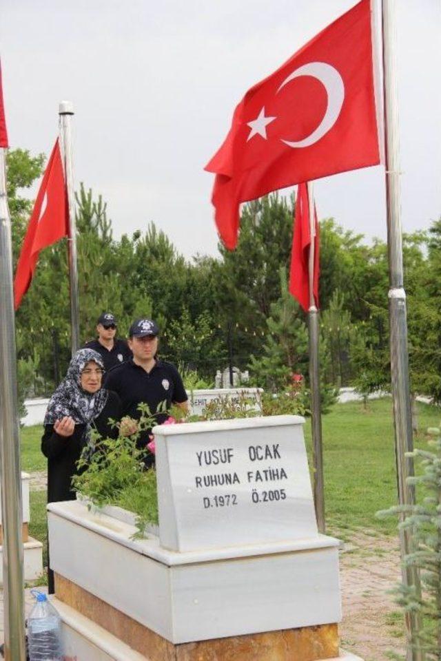 Sivas’ta Vatandaşlar Mezarlıklara Akın Etti