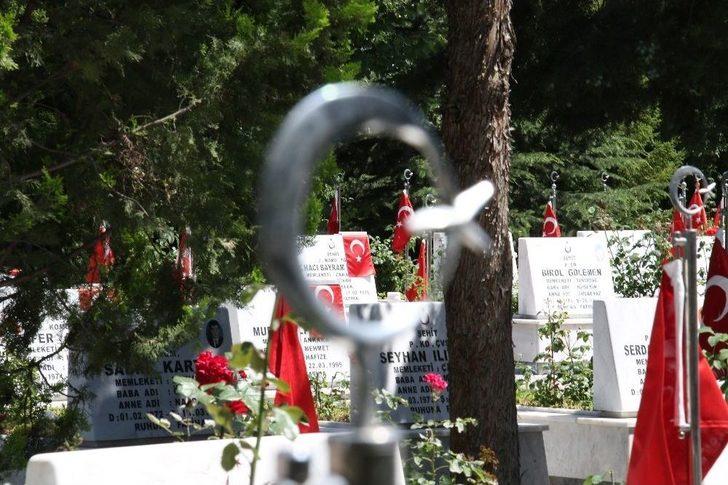 Şehit Yakınlarının Hüzünlü Bayramı G3