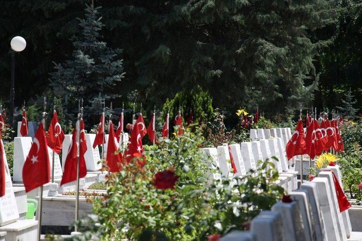 Şehit Yakınlarının Hüzünlü Bayramı G4