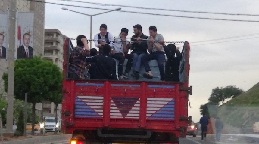 &Ccedil;ocukların Kamyon Kasasında Tehlikeli Yolculuğu