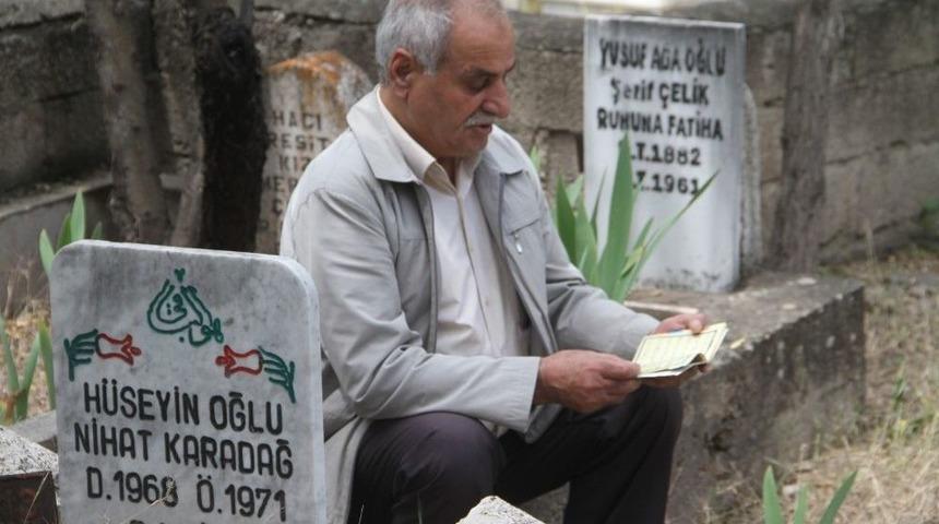Elazığ&rsquo;da Arefe G&uuml;n&uuml; Mezarlıklar Ziyaret&ccedil;ilerle Doldu