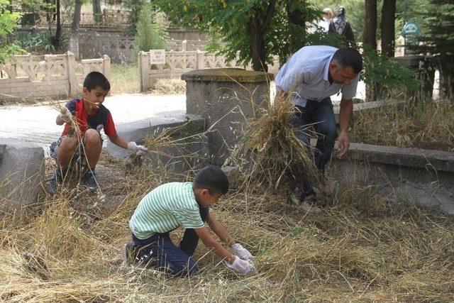 Elazığ’da Arefe Günü Mezarlıklar Ziyaretçilerle Doldu