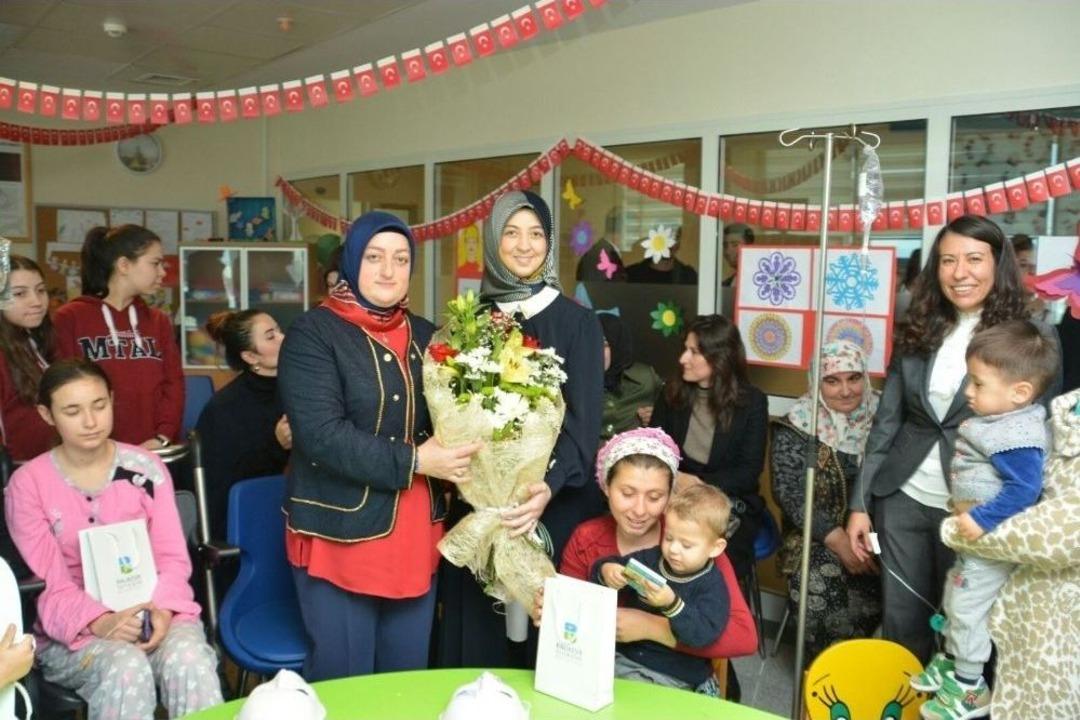 (&ouml;zel Haber) Hastanedeki Okulda Yeni Yıl &Ouml;ncesi Anlamlı Ziyaret