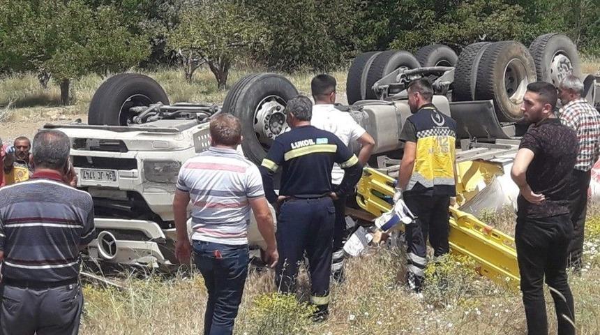 Tır Takla Attı: 1 &Ouml;l&uuml;, 1 Yaralı