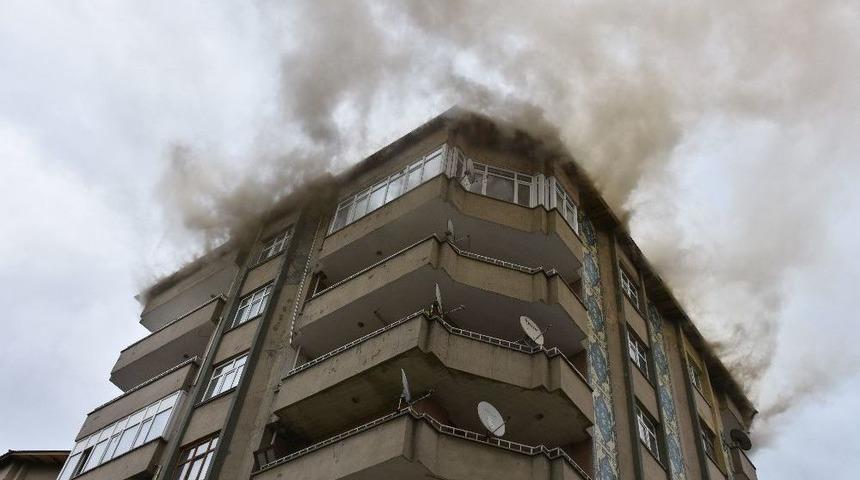 Çatı Katında Çıkan Yangın Paniğe Neden Oldu